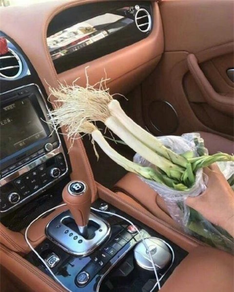 Túi hành lá được người bán rau ném vào chiếc xe Bentley như một lời cám ơn