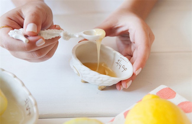 Bị mụn chi chít, cô nàng này đã sử dụng mật ong tươi để đắp mặt và đây là kết quả - Ảnh 4.