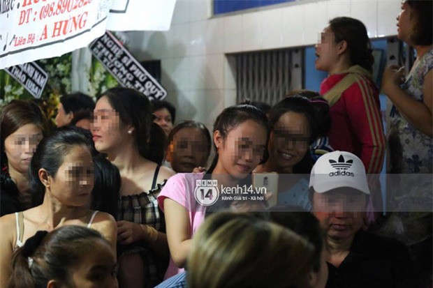 Đám đông hiếu kì, liên tục cười giỡn xin chụp ảnh nghệ sĩ trong đám tang của danh hài Khánh Nam - Ảnh 5.