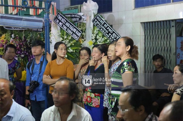 Đám đông hiếu kì, liên tục cười giỡn xin chụp ảnh nghệ sĩ trong đám tang của danh hài Khánh Nam - Ảnh 6.