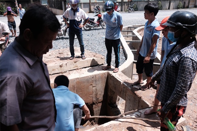 Mẹ nấc nghẹn cầm chiếc lồng đèn vừa mua cho con trai bị rớt cống mất tích ở Đồng Nai - Ảnh 1.