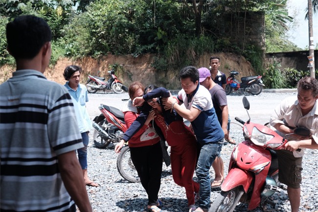 Mẹ nấc nghẹn cầm chiếc lồng đèn vừa mua cho con trai bị rớt cống mất tích ở Đồng Nai - Ảnh 10.