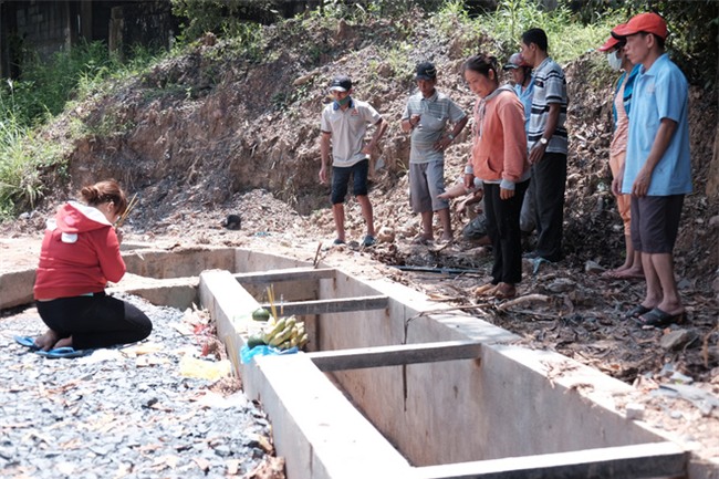 Mẹ nấc nghẹn cầm chiếc lồng đèn vừa mua cho con trai bị rớt cống mất tích ở Đồng Nai - Ảnh 12.