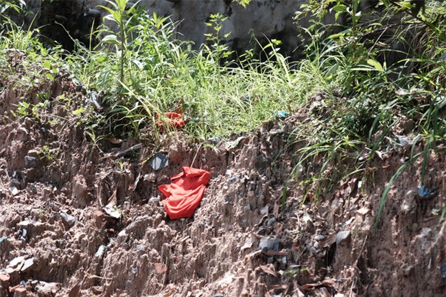 Mẹ nấc nghẹn cầm chiếc lồng đèn vừa mua cho con trai bị rớt cống mất tích ở Đồng Nai - Ảnh 14.