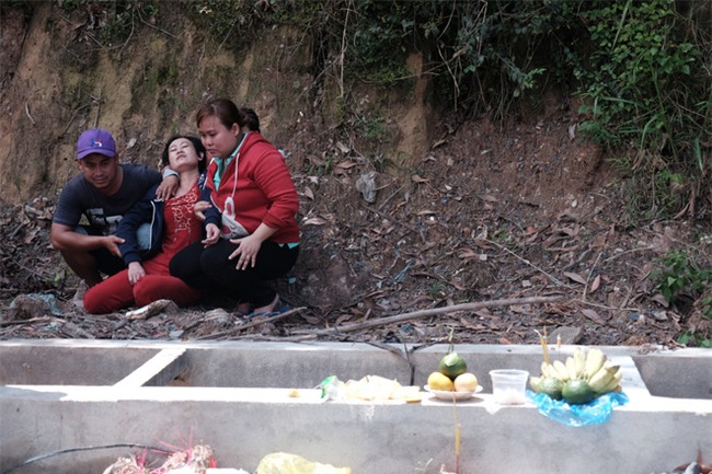 Mẹ nấc nghẹn cầm chiếc lồng đèn vừa mua cho con trai bị rớt cống mất tích ở Đồng Nai - Ảnh 15.