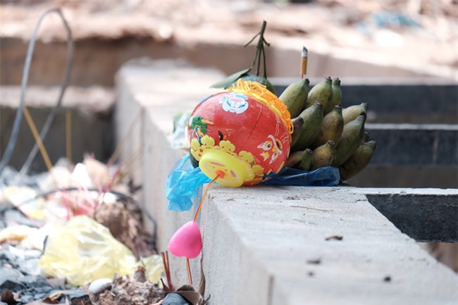 Mẹ nấc nghẹn cầm chiếc lồng đèn vừa mua cho con trai bị rớt cống mất tích ở Đồng Nai - Ảnh 16.