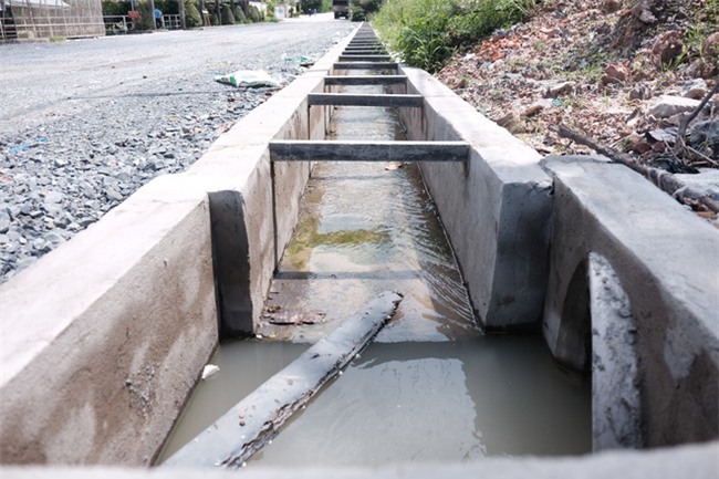 Mẹ nấc nghẹn cầm chiếc lồng đèn vừa mua cho con trai bị rớt cống mất tích ở Đồng Nai - Ảnh 3.