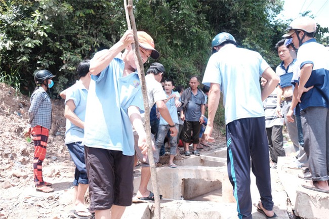 Mẹ nấc nghẹn cầm chiếc lồng đèn vừa mua cho con trai bị rớt cống mất tích ở Đồng Nai - Ảnh 9.