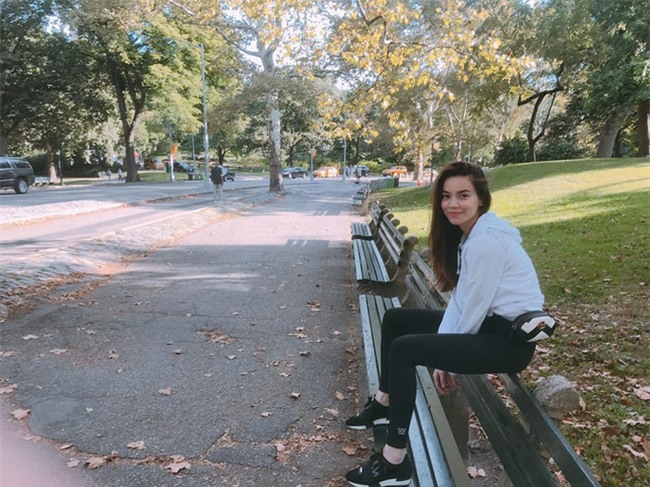 Chán trong nước, sao Việt sang hẳn trời Tây để đọ dáng street style - Ảnh 10.