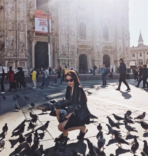 Chán trong nước, sao Việt sang hẳn trời Tây để đọ dáng street style - Ảnh 4.