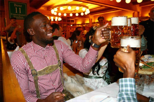 Tay chơi U.Bolt "đắm mình" trong hội bia bên bạn gái quyến rũ - 1