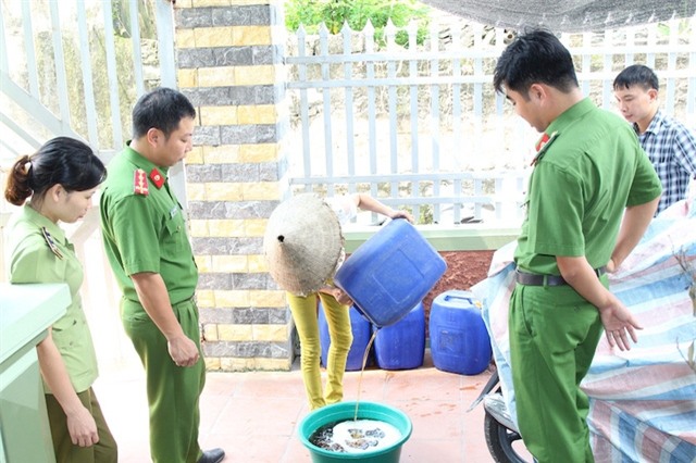 Cơ quan chức năng kiểm tra số rượu (ảnh: Công an Hà Nam)