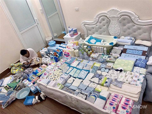 me bau 9x xinh dep chi 50 trieu dong mua do so sinh khien chi em “hoa mat chong mat” - 2