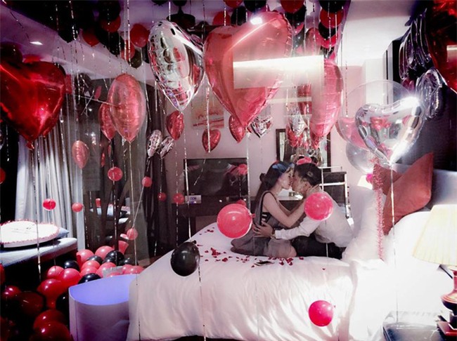 Đã dự định xong đám cưới, “soái ca áo trắng” vẫn cầu hôn bạn gái ngập bóng bay và hoa hồng gây náo loạn MXH - Ảnh 4.