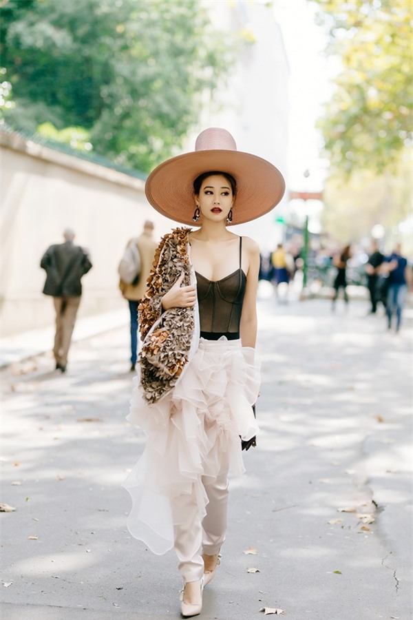 Minh Hằng diện đồ như mẫu game, Ngọc Trinh mặc váy có như không lọt top sao thảm họa-2