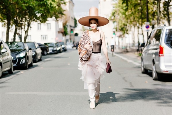 Minh Hằng diện đồ như mẫu game, Ngọc Trinh mặc váy có như không lọt top sao thảm họa-3