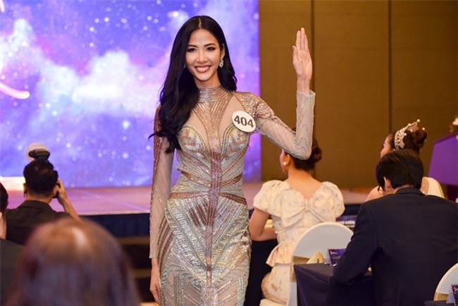 Top 70 Hoa hau Hoan vu Viet Nam catwalk ngay trong hop bao ra mat hinh anh 1