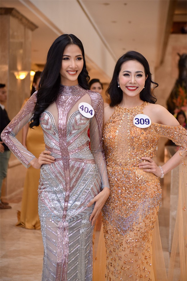 Top 70 Hoa hau Hoan vu Viet Nam catwalk ngay trong hop bao ra mat hinh anh 9