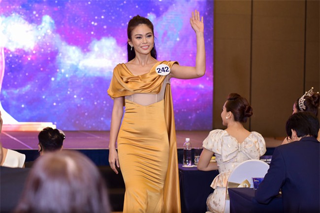 Top 70 Hoa hau Hoan vu Viet Nam catwalk ngay trong hop bao ra mat hinh anh 3