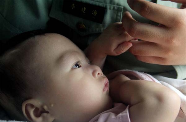 khoanh khac nghen ngao be trai 5 thang bi bo roi tum chat tay canh sat khi duoc tim thay - 1