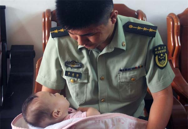 khoanh khac nghen ngao be trai 5 thang bi bo roi tum chat tay canh sat khi duoc tim thay - 2