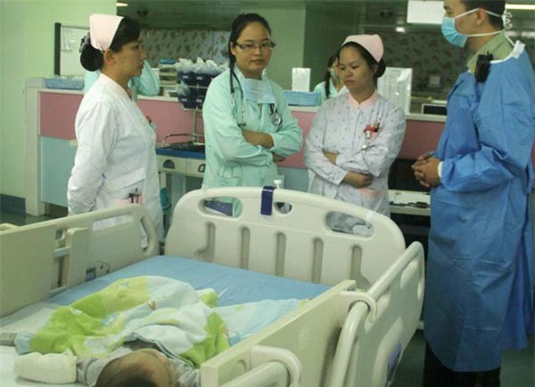 khoanh khac nghen ngao be trai 5 thang bi bo roi tum chat tay canh sat khi duoc tim thay - 3