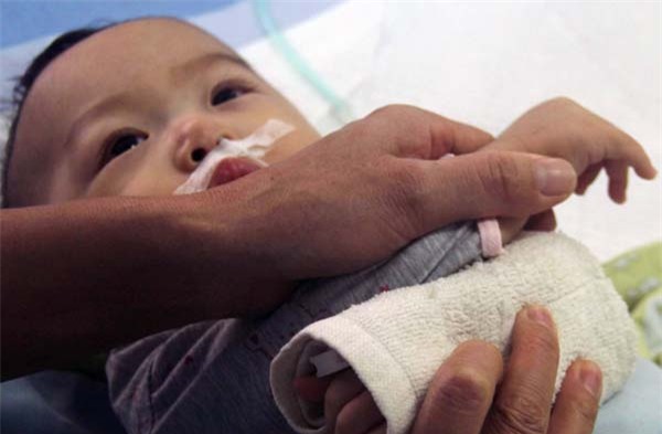 khoanh khac nghen ngao be trai 5 thang bi bo roi tum chat tay canh sat khi duoc tim thay - 4