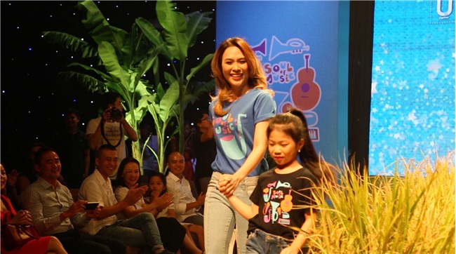 my tam tro tai catwalk cung cac em nho trong du an tu thien moi cua minh - 2