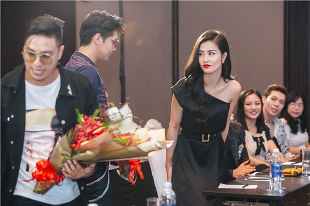 Đông Nhi vẫn chăm chú theo dõi và cổ vũ Noo Phước Thịnh biểu diễn tại sự kiện - Ảnh 6.