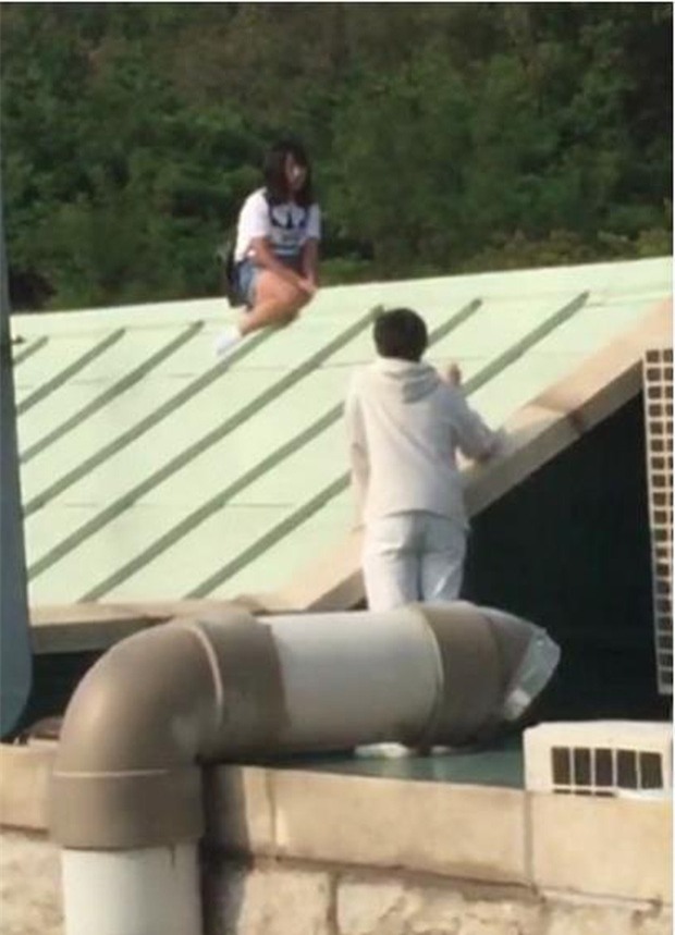 Lặn lội sang Hàn Quốc tìm gặp người yêu cũ bất thành, cô gái Trung Quốc leo lên nóc nhà để ăn vạ - Ảnh 1.