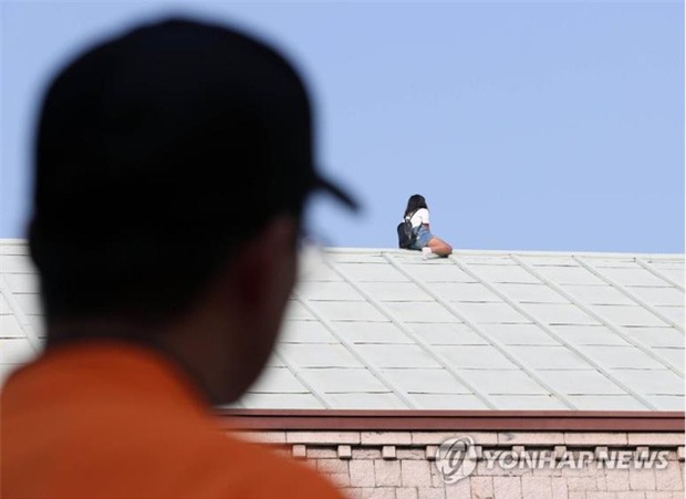 Lặn lội sang Hàn Quốc tìm gặp người yêu cũ bất thành, cô gái Trung Quốc leo lên nóc nhà để ăn vạ - Ảnh 2.