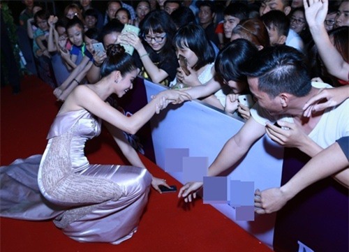 sao việt, phạm hương, hoa hậu phạm hương, hành động đẹp của phạm hương, phạm hương giúp mọi người