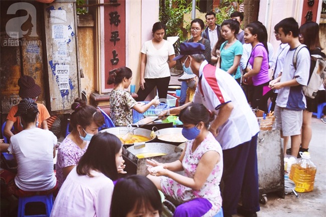 Ngày thu, ghé hàng bánh rán mặn vỉa hè 30 năm tuổi gần Hồ Tây, đông tới mức khách phải lấy số xếp hàng - Ảnh 1.