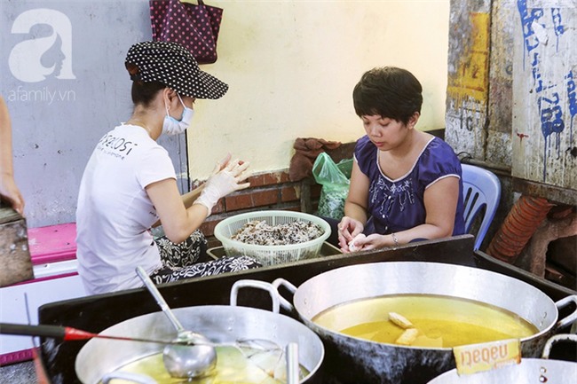 Ngày thu, ghé hàng bánh rán mặn vỉa hè 30 năm tuổi gần Hồ Tây, đông tới mức khách phải lấy số xếp hàng - Ảnh 10.