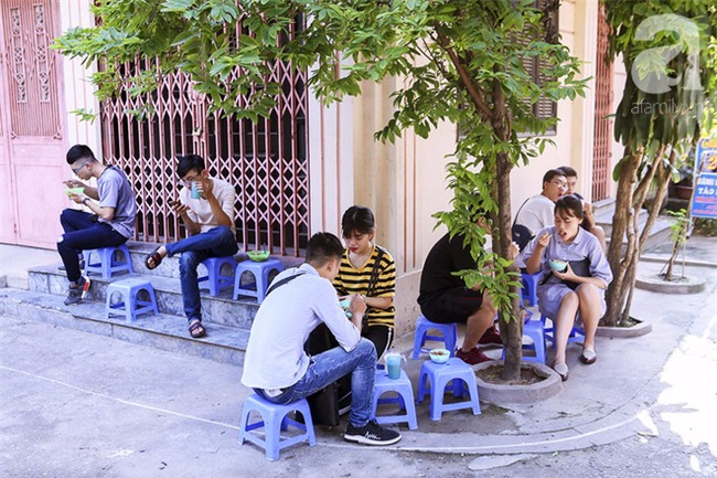 Ngày thu, ghé hàng bánh rán mặn vỉa hè 30 năm tuổi gần Hồ Tây, đông tới mức khách phải lấy số xếp hàng - Ảnh 11.