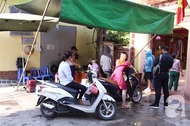 Ngày thu, ghé hàng bánh rán mặn vỉa hè 30 năm tuổi gần Hồ Tây, đông tới mức khách phải lấy số xếp hàng - Ảnh 17.