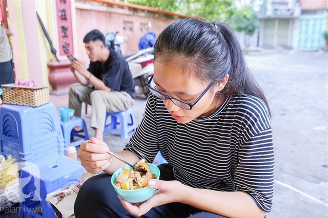 Ngày thu, ghé hàng bánh rán mặn vỉa hè 30 năm tuổi gần Hồ Tây, đông tới mức khách phải lấy số xếp hàng - Ảnh 2.