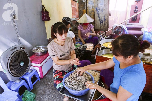 Ngày thu, ghé hàng bánh rán mặn vỉa hè 30 năm tuổi gần Hồ Tây, đông tới mức khách phải lấy số xếp hàng - Ảnh 9.