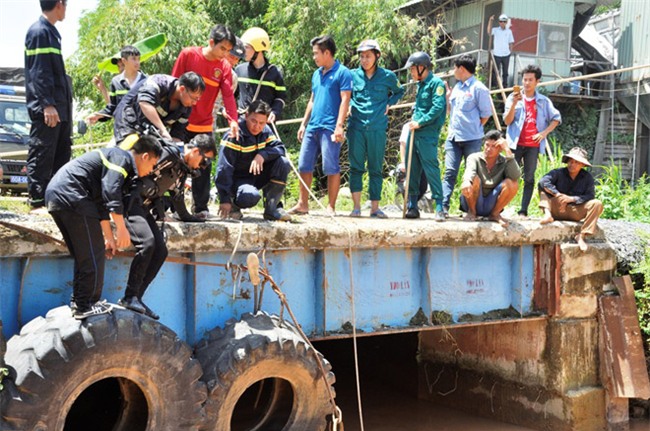 vu be trai bi nuoc cuon xuong cong chet tuc tuoi: noi dau tot cung - 1