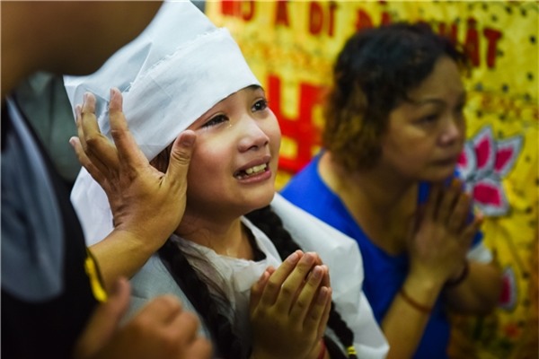 Mọi người chỉ biết Khánh Nhi là con gái nuôi của Khánh Nam và được anh dìu dắt, hỗ trợ nhiều khi bé đi thi chương trình Sao nối ngôi nhí 2017. - Tin sao Viet - Tin tuc sao Viet - Scandal sao Viet - Tin tuc cua Sao - Tin cua Sao