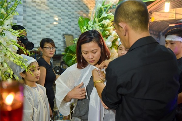 Theo như người thân chia sẻ thì đây là con gái ruột của Khánh Nam. Chị đã tức tốc từ Mỹ bay về để chịu tang cha. Cô con gái khóc nức nở khi đi từ đầu con hẻm và vỡ òa lúc nhìn thấy di ảnh của cha. - Tin sao Viet - Tin tuc sao Viet - Scandal sao Viet - Tin tuc cua Sao - Tin cua Sao