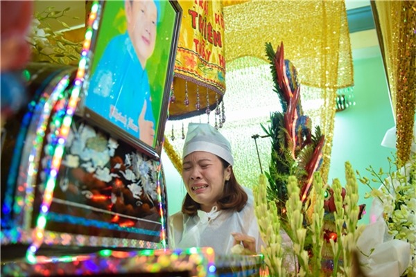 Chị Giang khóc nức nở khi nhìn thấy cha nằm trong quan tài. - Tin sao Viet - Tin tuc sao Viet - Scandal sao Viet - Tin tuc cua Sao - Tin cua Sao