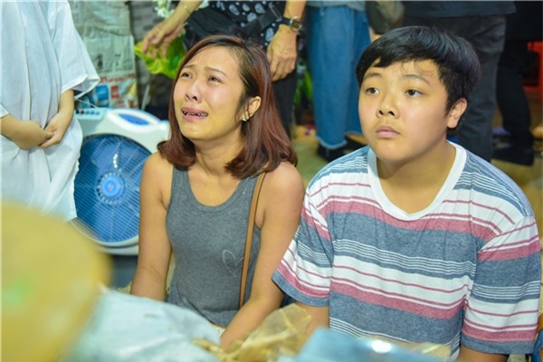 Con gái dẫn cháu ngoại về chịu tang Khánh Nam. - Tin sao Viet - Tin tuc sao Viet - Scandal sao Viet - Tin tuc cua Sao - Tin cua Sao