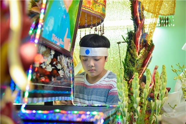 Lần đầu tiên cháu gặp ông ngoại thì cũng là ngày cậu bé phải tạm biệt ông mãi mãi. - Tin sao Viet - Tin tuc sao Viet - Scandal sao Viet - Tin tuc cua Sao - Tin cua Sao