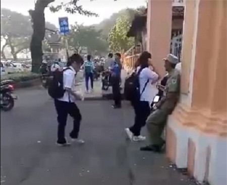 Hành động của học sinh gấy ấn tượng với nhiều phụ huynh. Ảnh cắt từ clip