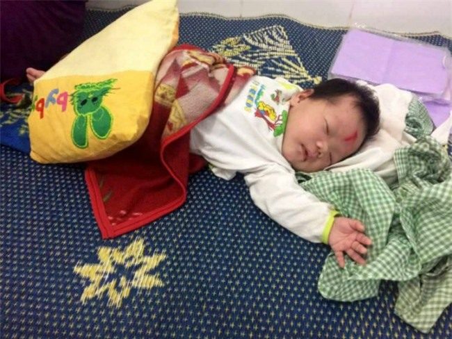 chau be bi bo roi trong dem cung la thu cua nguoi me da duoc nhan nuoi - 1