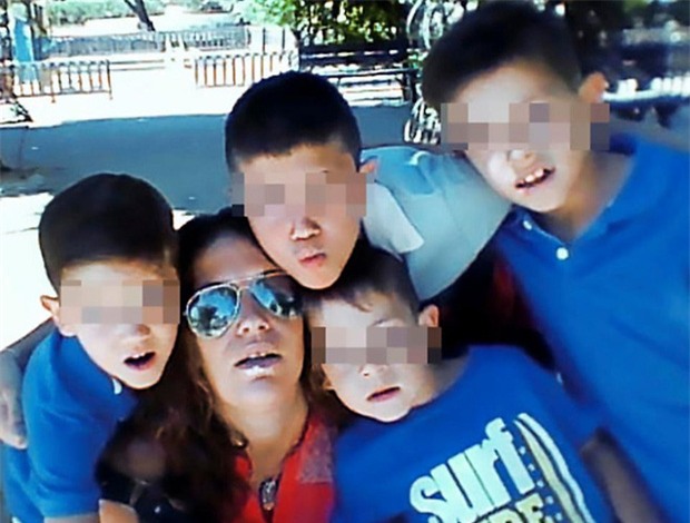 Chỉ nghĩ mẹ và cha dượng ngủ quên, 4 cậu bé vô tư sống bên 2 thi thể nhiều ngày mà không biết - Ảnh 1.