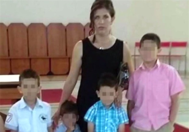 Chỉ nghĩ mẹ và cha dượng ngủ quên, 4 cậu bé vô tư sống bên 2 thi thể nhiều ngày mà không biết - Ảnh 3.