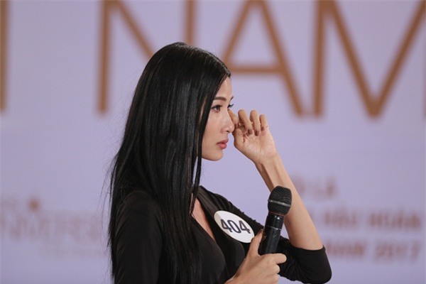 Mai Ngô khóc như mưa khi được hỏi về học vấn tại Hoa hậu Hoàn vũ Việt Nam 2017-4