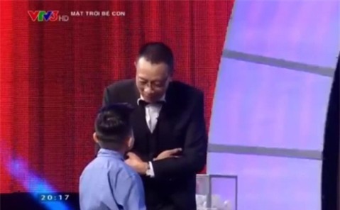 Lại xuất hiện thánh 7 tuổi biết cả thế giới khiến MC Lại Văn Sâm phải cúi mình gọi là... thầy-3